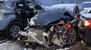 Момент ДТП с 50 автомобилями на трассе М-11 под Новгородом попал на видео