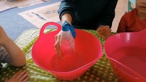 Надуваем воздушный шарик с помощью пластмассовой бутылки.