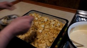 Шарлотка с яблоками и бананами. Очень вкусная и нежная.