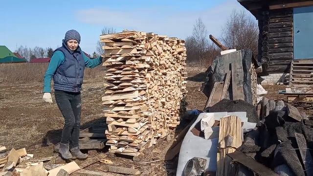 Дровяная эпопея на моём участке. Одна складываю дрова. Падение и укладка дров.mp4 смотреть онлайн