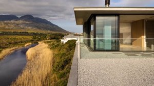 Contemporary House Design Perched On River side With Views Of The Surrounding Mountains