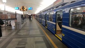 Минское метро, поезд следует через станцию площадь Ленина минского метрополитена
