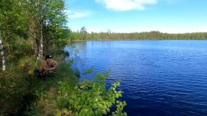 Он давно мечтал сюда попасть. Рыбалка на озере среди болот. Начуем в таежной избе.