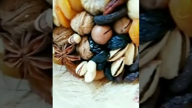 Съедобный букет из орехов и сухофруктов.