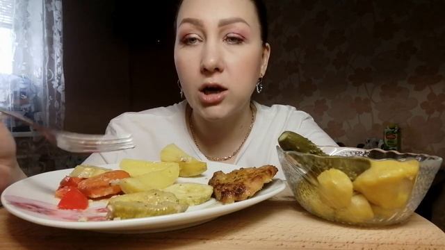 МУКБАНГ/МЯСО С ОВОЩАМИ, СОЛЕНЬЯ/О ПОДАРКАХ/УСТАЛА СИЛ НЕТ. смотреть онлайн