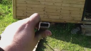 САМЫЙ ДЕШЕВЫЙ ЗАБОР НА ДАЧНОМ УЧАСТКЕ , СВОИМИ РУКАМИ,  ИЗ ФАСАДНОЙ СЕТКИ,СТОЛБЫ.mp4