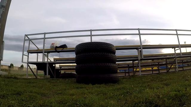 Прыжки через барьер (в данном случае 4 покрышки) смотреть онлайн