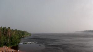 Приближение дождя. Видно, как приближается стена из дождя. До ливня несколько секунд