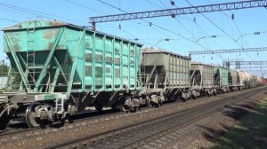 Тепловоз 2ТЭ25КМ-0045 и электровоз ВЛ80С с грузовыми поездами