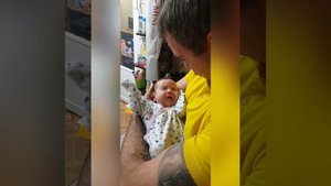 Первая встреча папы с дочкой