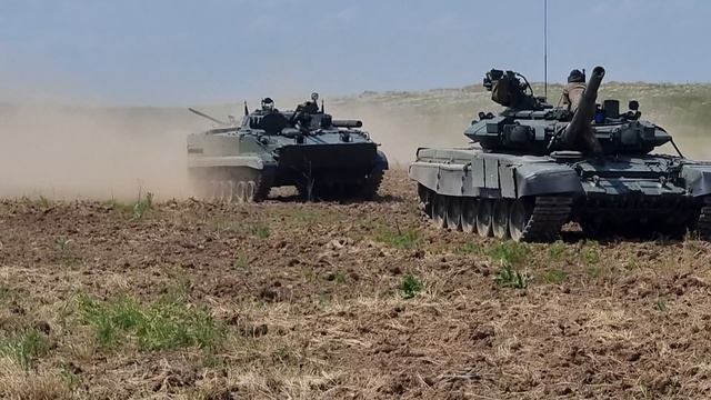 В учебных центрах Минобороны России продолжается подготовка контрактников