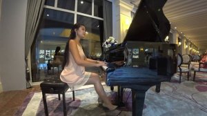 Пианистка играет в отеле Rixos / Pianist plays piano in public