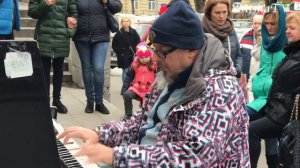 Street music piano kiev ukraine. Красивая уличная игра на фортепиано возле андреевского спуска киев