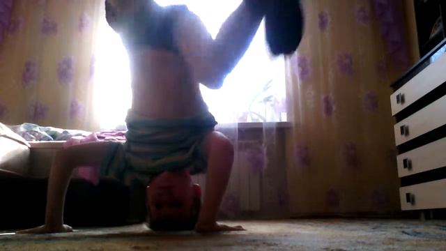 Кручусь на голове. смотреть онлайн