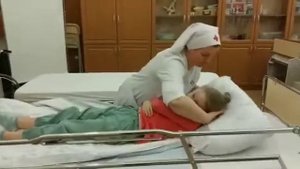 Перекладывание пациента с кровати на каталку