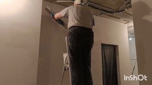 Как шпатлевать стены гладилкой