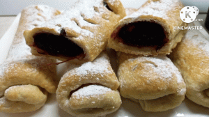 Булочки с вареньем из слоеного теста.