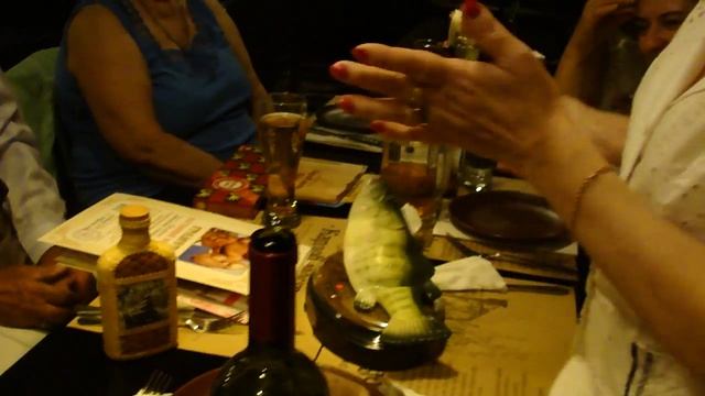 ПОЮЩИЙ КАРП День рождения в ресторане фрагмент.