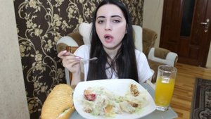 САЛАТ ЦЕЗАРЬ / ХОТ ДОГ MUKBANG не ASMR Ayka Emilly