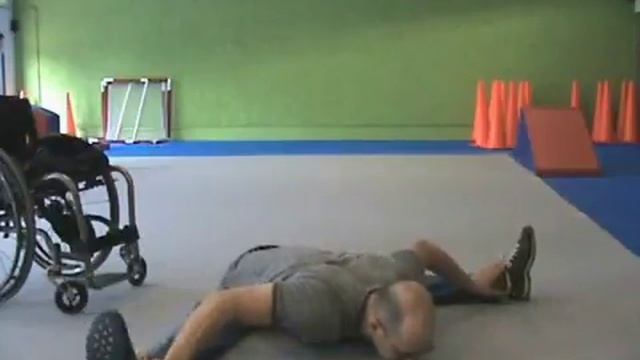 ОФП для колясочника. Кувырки, растяжка/Wheelchair General Physical Training смотреть онлайн