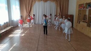 Танец "Не уроните шарик"