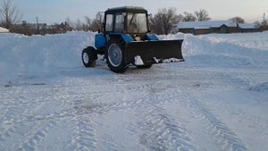 МТЗ 892 С задней лопатой на отчистке снега(1)