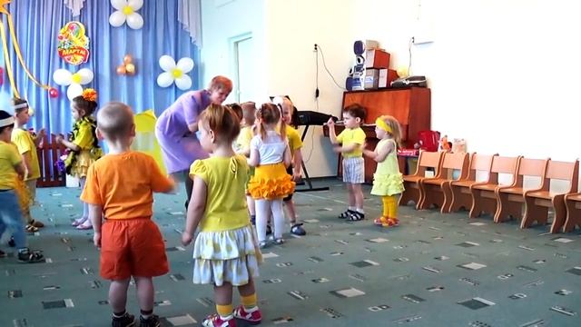 УТРЕННИК В САДИКЕ 8 МАРТА ♥ Дети поздравляют мамочек смотреть онлайн
