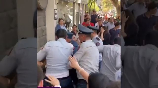 На антиправительственном митинге в Ереване идут задержания