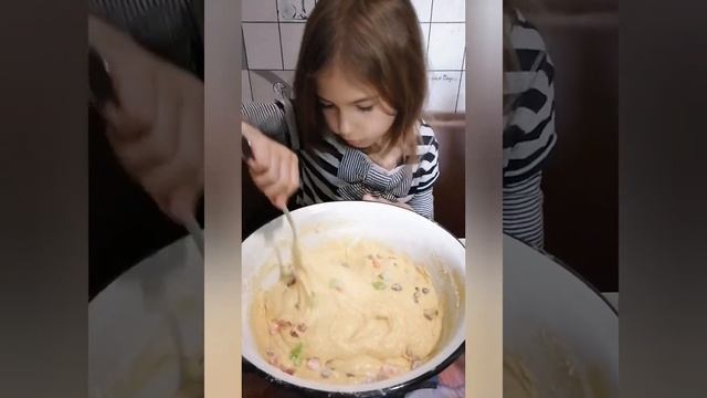 Дети пекут Пасхи смотреть онлайн