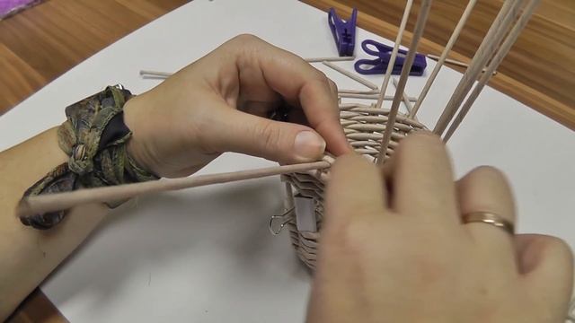 Новогодние колокольчики из газетных трубочек. Мастер-класс смотреть онлайн