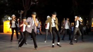 флешмоб в честь 55 дня рождения Майкла Джексона . Michael Jackson Flashmob