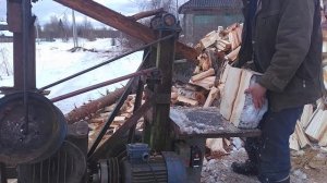 Вертикальный редукторный дровокол в работе  2 часть