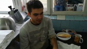 Железная чашка в микроволновке