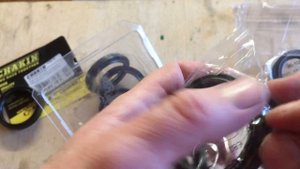 Сальники вилки CHAKIN против ALL BALLS на примере Suzuki DRZ400