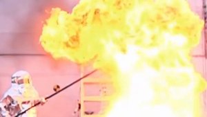 Почему горящее масло не стоит тушить водой?