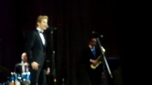 Александр Бичёв очень красиво и бережно исполняет песню" Совсем недавно цвели закаты..".