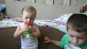 Дети кушают мороженое