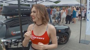 Эффектные танцовщицы на автошоу танцуют и дают интервью