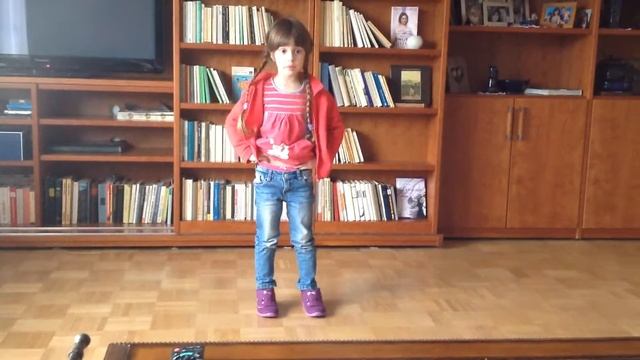 Губки бантиком, бровки домиком, Лизе 5 лет и 2 мес. смотреть онлайн