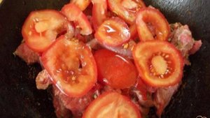 Мясо запеченное с помидорами