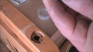 Фиксируем колёсико детской кроватки