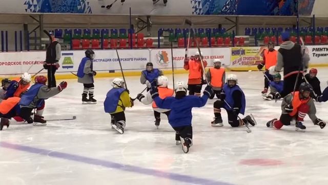 Марусины сборы в хоккейном лагере: Разминка на льду смотреть онлайн