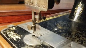 Работа иглы швейной машинки Зингер