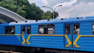 Метро. Станция метро Днепр летом. Вид на движущиеся вагоны, мост Метро, Левый и Правый берег Киева.