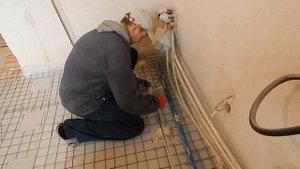 Создание стяжки пола на кухне Часть 3: Маяки и заливка.