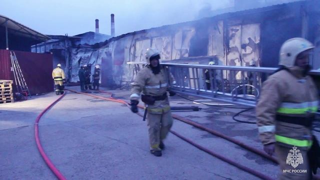 ? #МоментыСлужбы – тушение пожара по повышенному рангу в Краснодаре