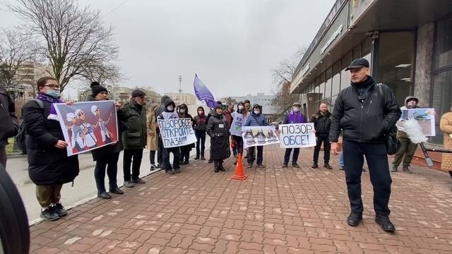 Ростовчане устроили пикет против пребывания в Ростове членов ОБСЕ