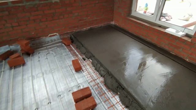 Сдвижные маяки для заливки стяжки пола в действии