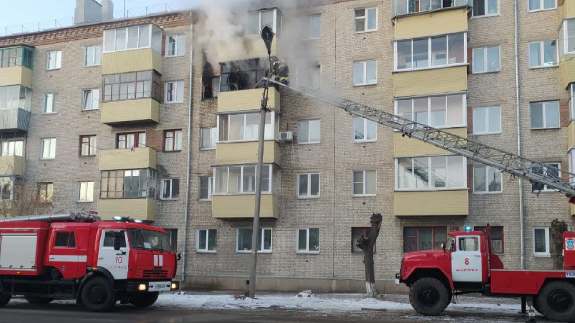 Происшествие: пожар в жилом доме в Шадринске по ул. Гагарина, 35 (2021-12-10)