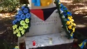 Русские туристы навестили могилу Степана Бандеры